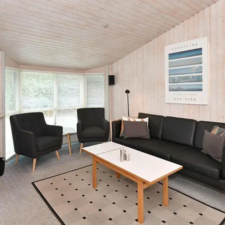 Three-bedroom Holiday In 15 Oksbøl