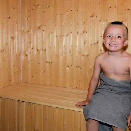 Three-bedroom Holiday In 15