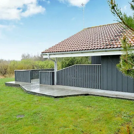 Three-bedroom Holiday In 15